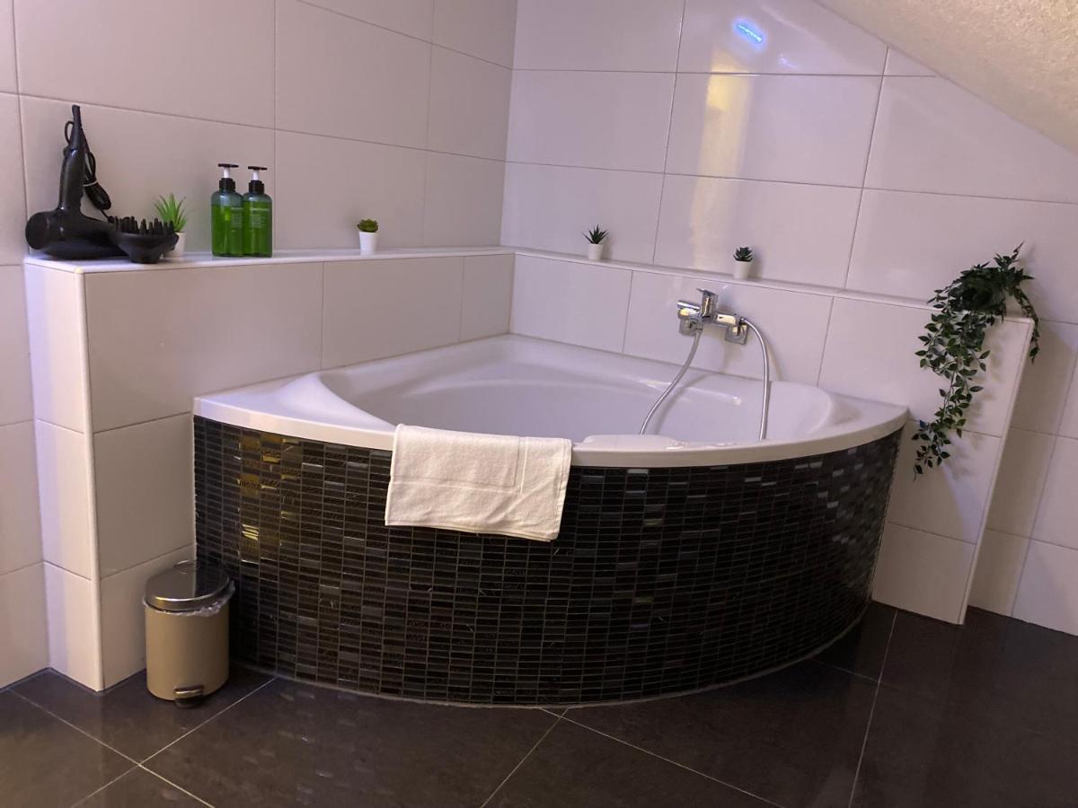 Deluxe Business Suite Mit Netflix Premium & Parkplatz, Zentral Zu Audi & Schwarz Gruppe With 2 Bedrooms Bad Friedrichshall Exteriör bild