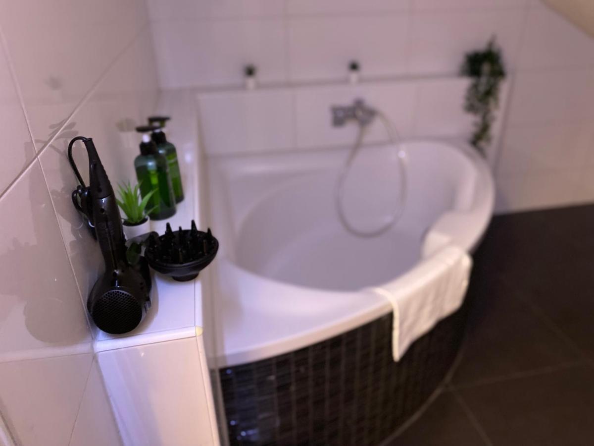 Deluxe Business Suite Mit Netflix Premium & Parkplatz, Zentral Zu Audi & Schwarz Gruppe With 2 Bedrooms Bad Friedrichshall Exteriör bild